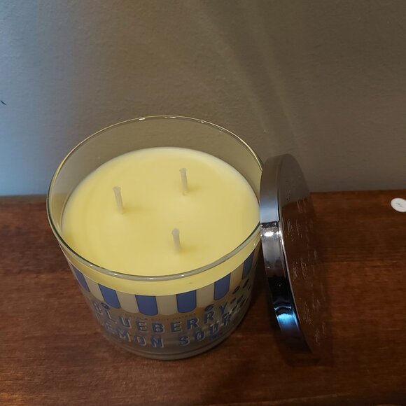 Bath & Body Works Blueberry Lemon Sour Candle - Picture 2 of 3